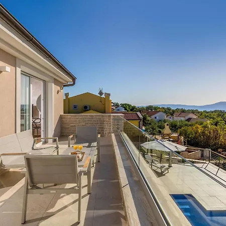 4 Bedroom Lovely In Malinska Brzac